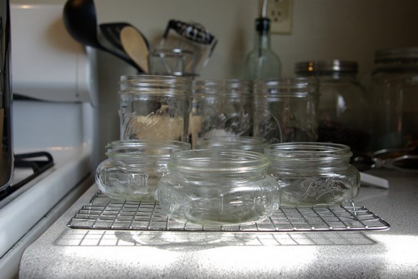 Sterilizzare i vasetti di vetro in casa per evitare il botulino