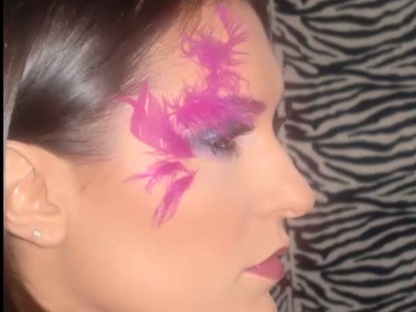 Il trucco occhi per Carnevale con piume e strass