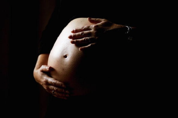 Utero in affitto, nonna porta avanti la gravidanza della figlia per risparmiare