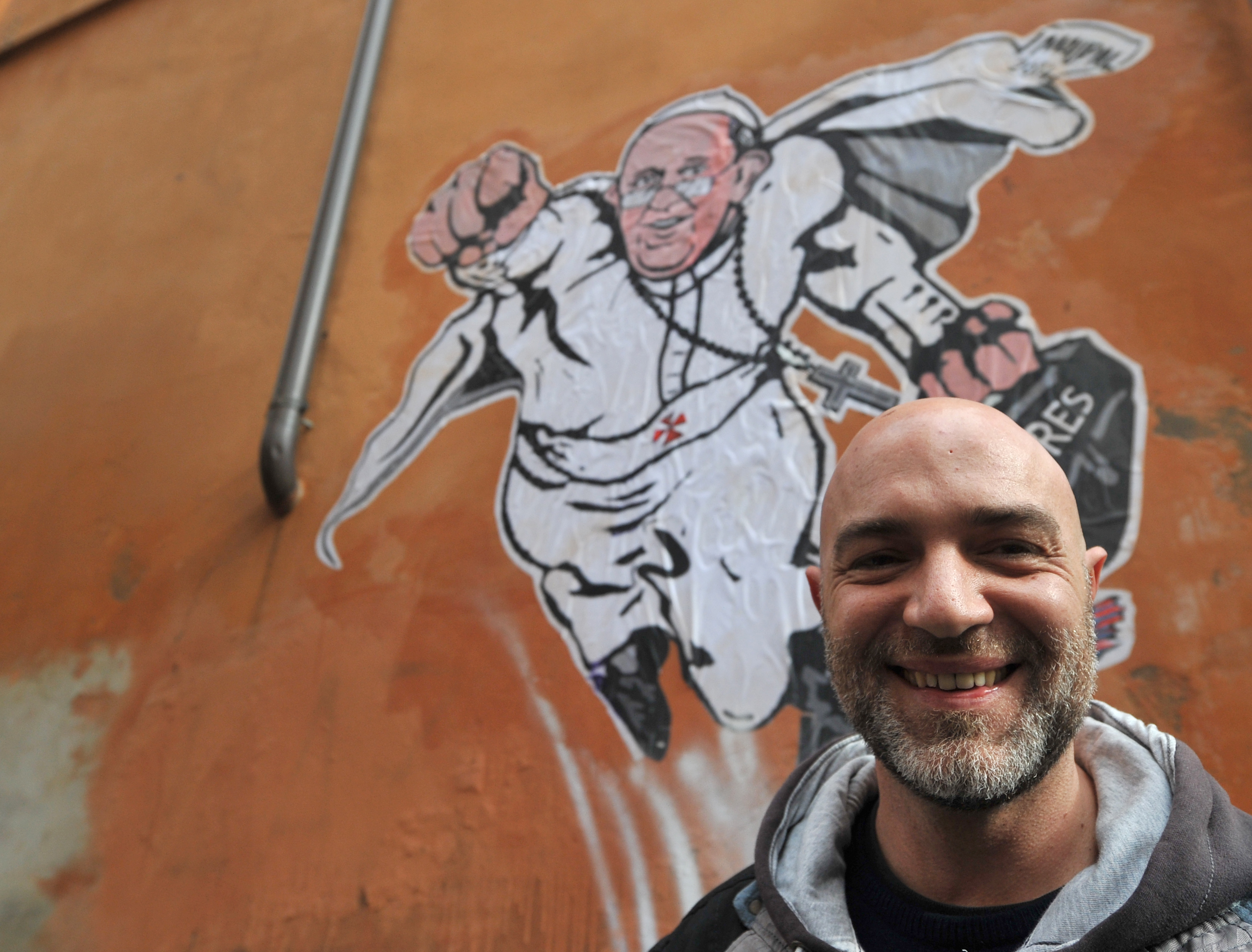Murale Super-Pope a Borgo Pio: Papa Francesco incontra l&#8217;artista Mauro Pallotta