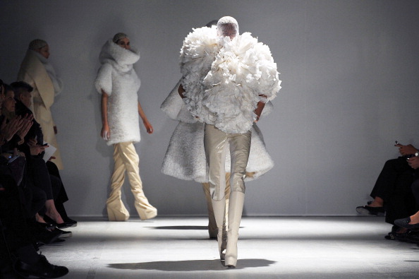La sfilata Gareth Pugh per l&#8217;autunno inverno 2014-2015 alla Paris Fashion Week