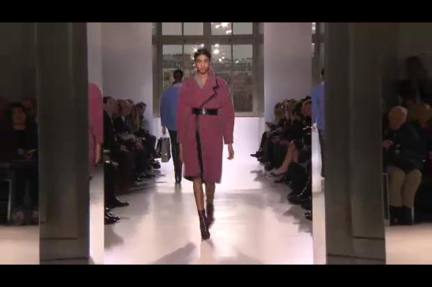 Balenciaga alle sfilate di Parigi con la sua collezione femminile per l&#8217;autunno-inverno 2014-2015