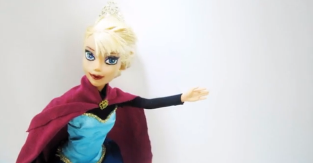 Come trasformare Barbie in Elsa di Frozen con il riciclo creativo