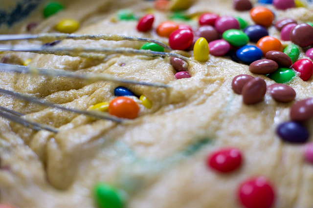 Come fare i biscotti di Carnevale con gli smarties nell&#8217;impasto