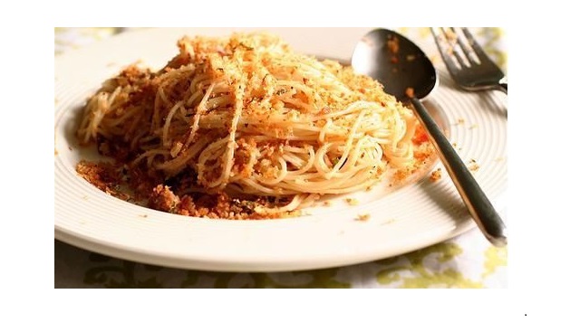 Spaghetti con il tonno e mollica con la ricetta siciliana