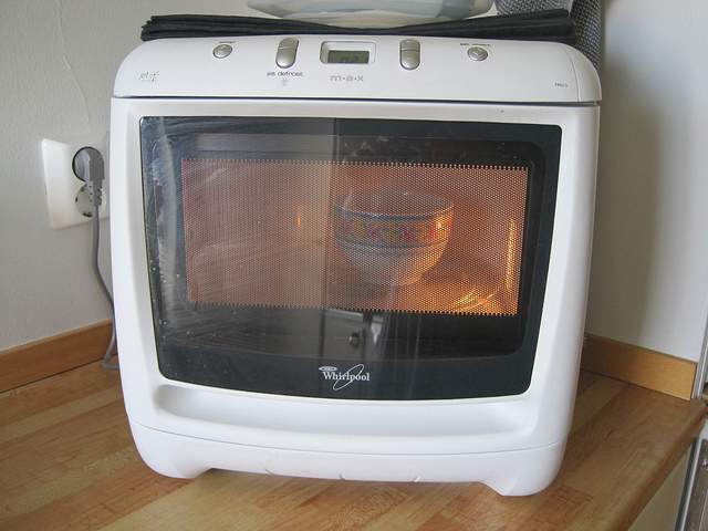 Come pulire e disinfettare il forno a microonde