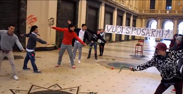 Lui la chiede in sposa con un flash mob a Messina: il video