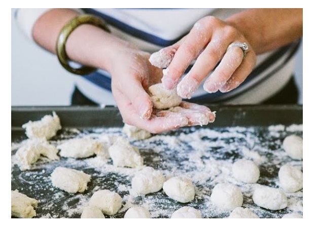 Come fare gli gnocchi di pane raffermo con al ricetta spiegata passo passo