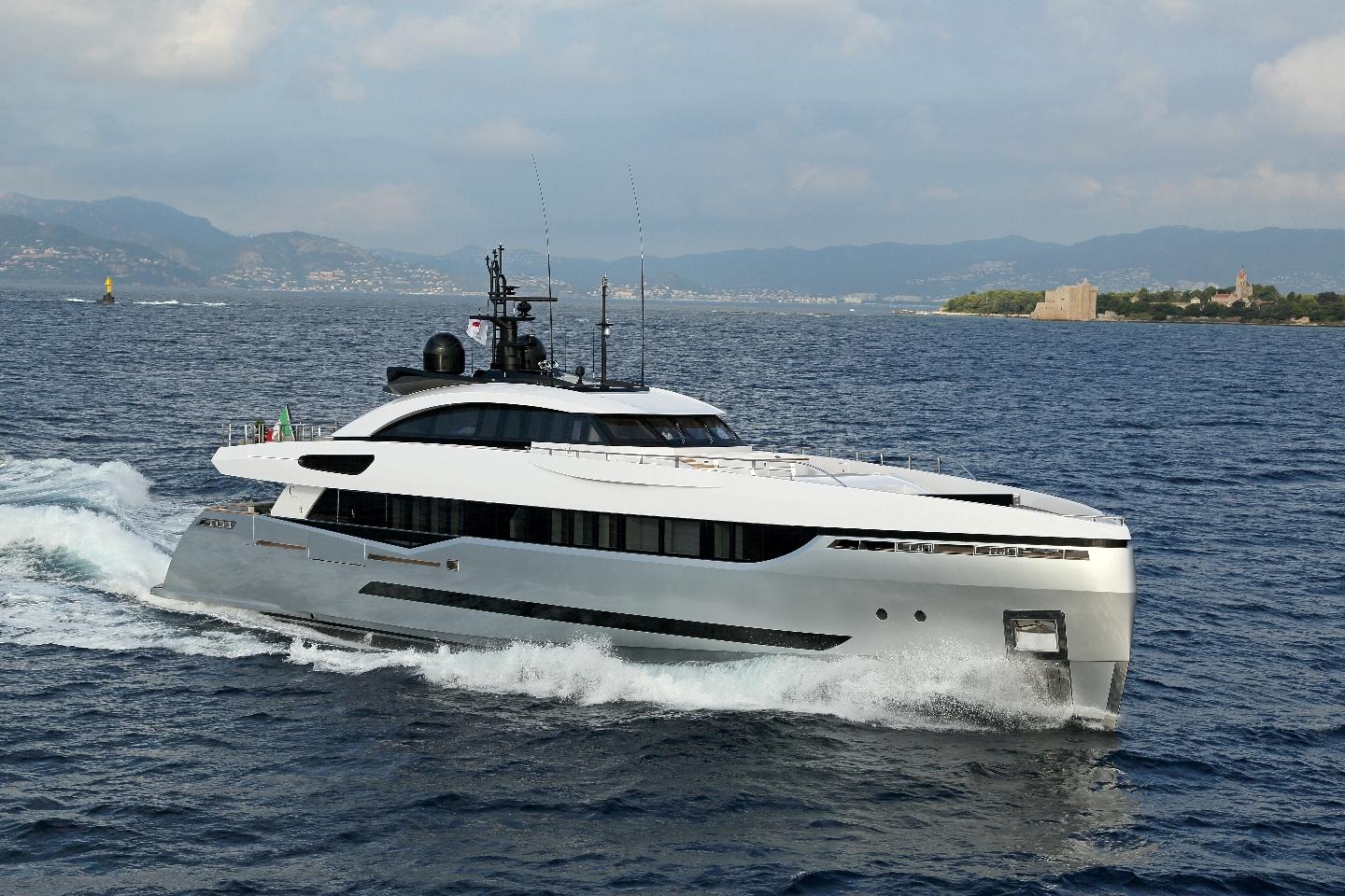Yacht di lusso Columbus 40S Hybrid brilla agli ShowBoats Design Awards 2014