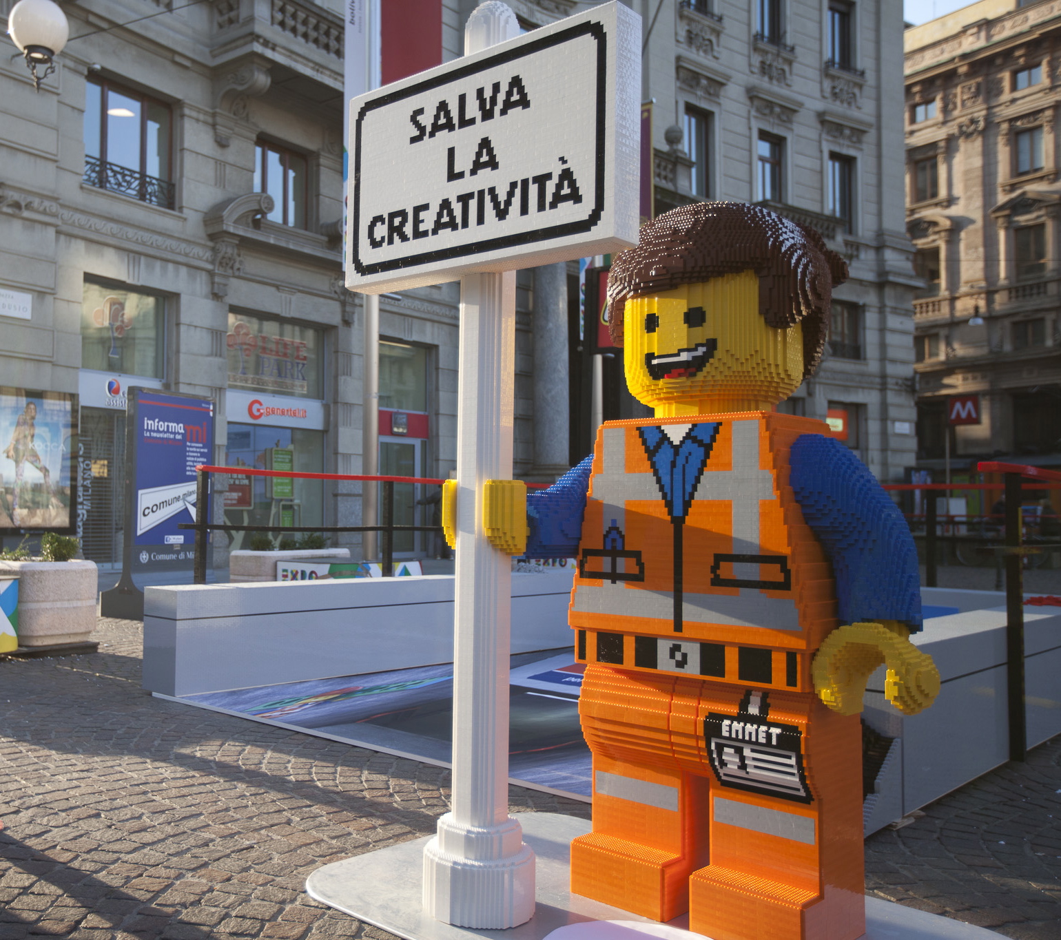 The Lego Movie: l&#8217;ingresso della metro di Milano fatto di mattoncini