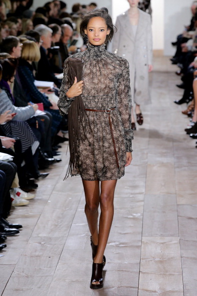 Michael Kors sfila a New York con la sua collezione autunno-inverno 2014-2015 urban chic