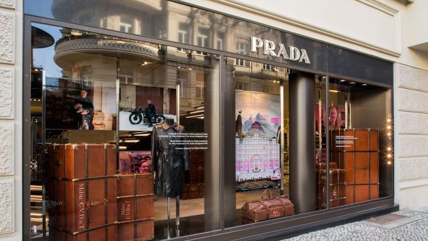 Festival Cinema Berlino 2014: Prada, le vetrine dedicate a The Grand Budapest Hotel di Wes Anderson