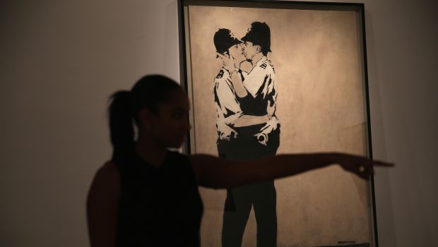 Banksy, all&#8217;asta il bacio dei poliziotti: venduto per 420mila euro