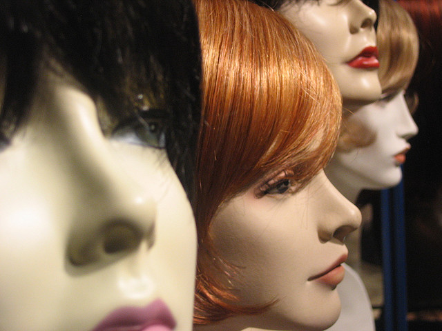 Le parrucche di Carnevale per lei e per lui: modelli e prezzi