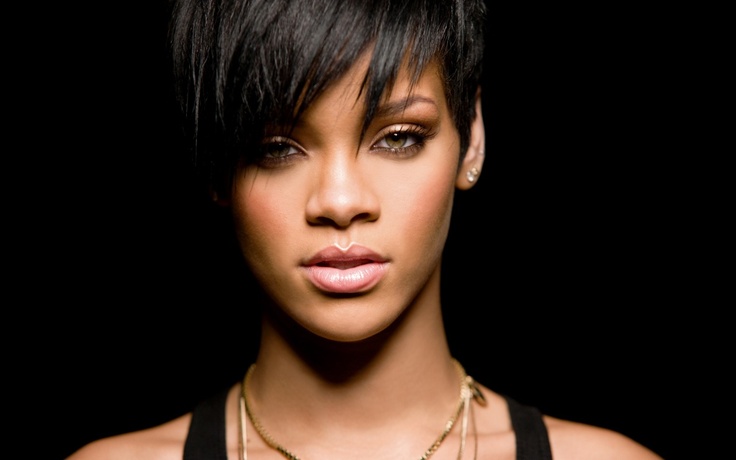 Rihanna, il taglio capelli da chiedere al parrucchiere