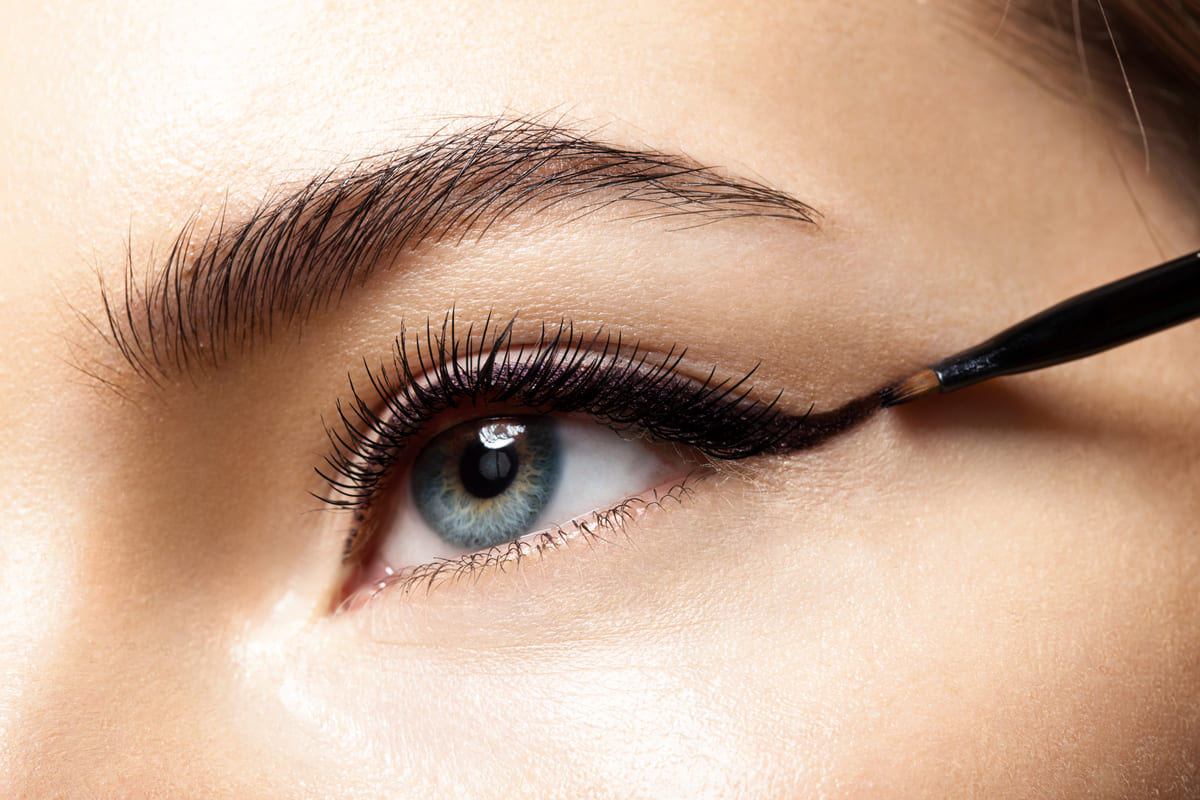 Come applicare l&#8217;eyeliner nero e colorato in modo perfetto