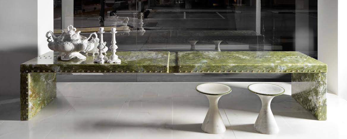 Il tavolo di design in marmo con borchie di Decormarmi