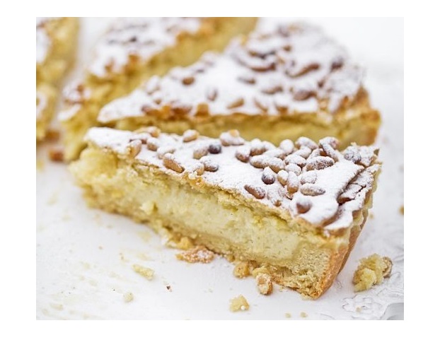 La torta della nonna con la ricotta e gocce di cioccolato con la ricetta semplice