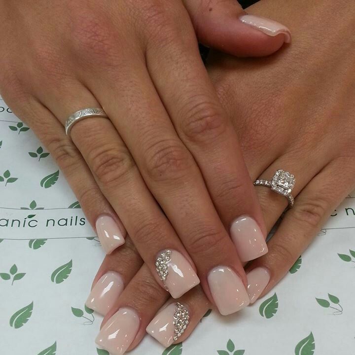Sposa, la nail art per unghie romantica per il matrimonio