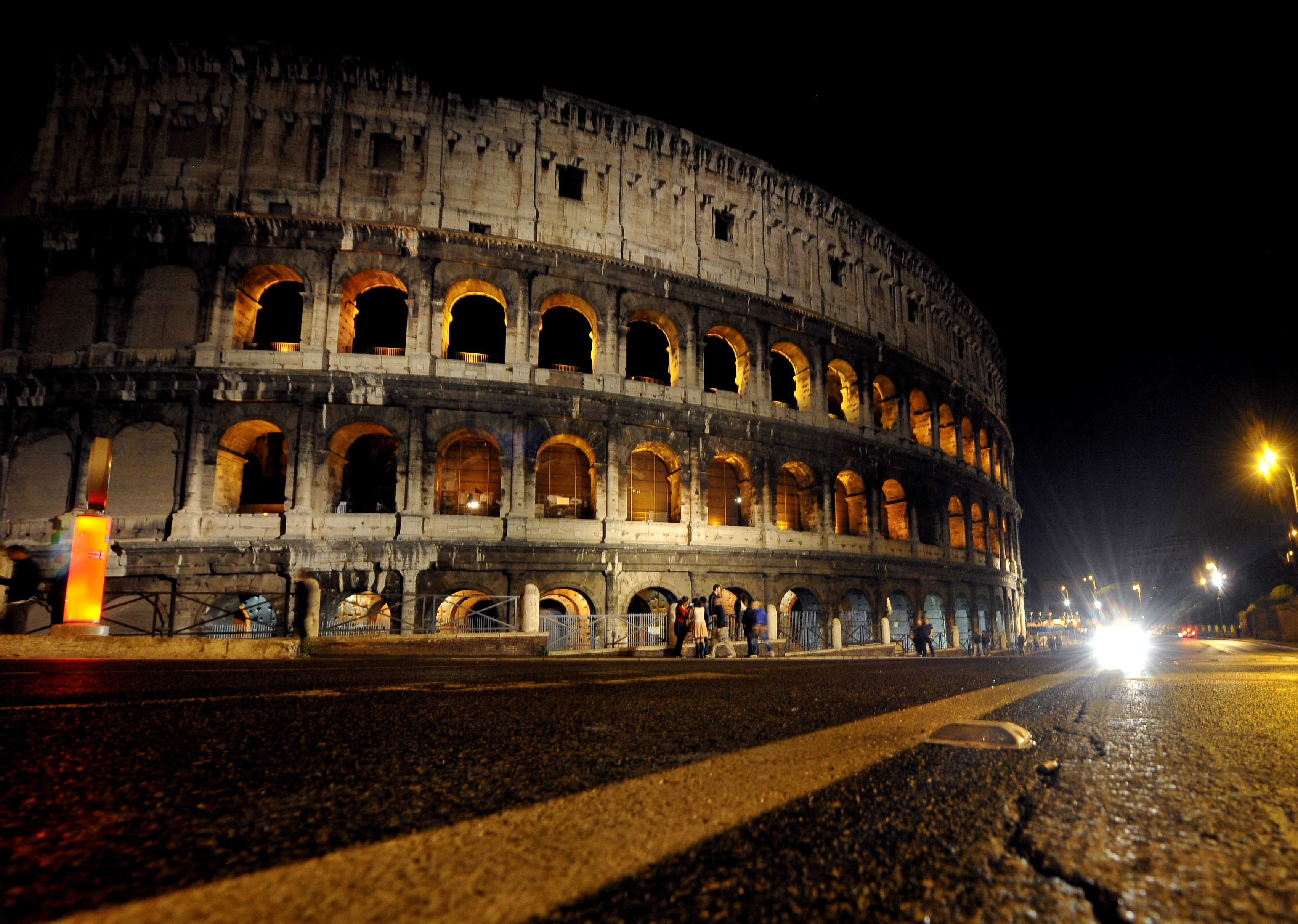 Rubano un pezzo del Colosseo: denunciati quattro ragazzi canadesi