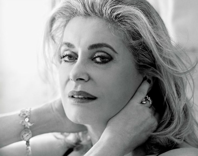 Catherine Deneuve a 70 anni posa in lingerie perché la sensualità non ha età