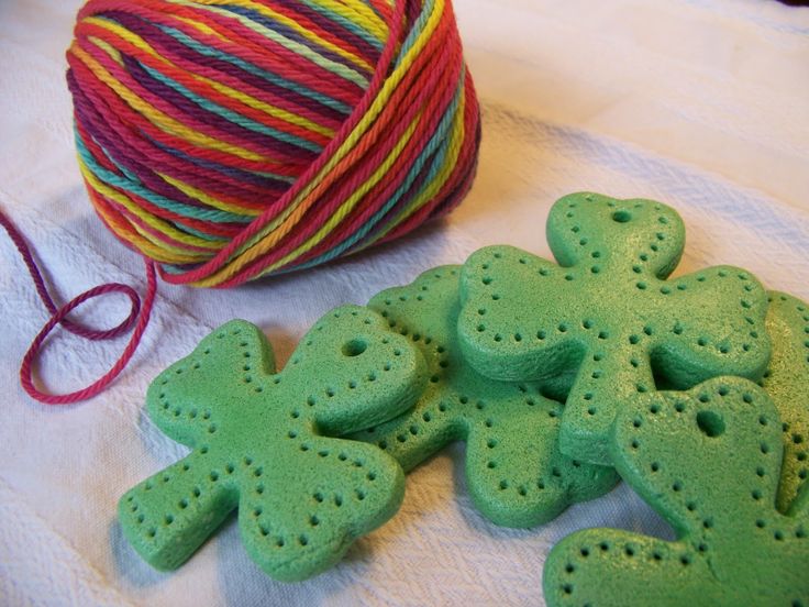 I ciondoli in pasta di sale a trifoglio per la festa di San Patrizio