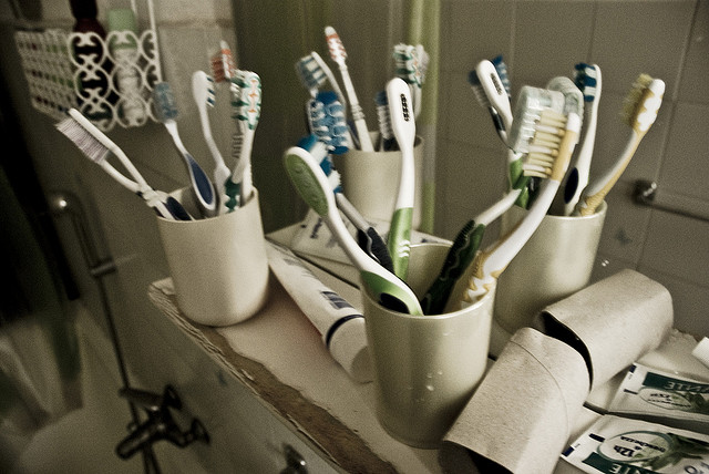 Come pulire e disinfettare lo spazzolino da denti