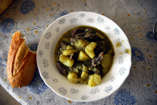 Come si fa lo spezzatino di carne o pollo con la ricetta veloce