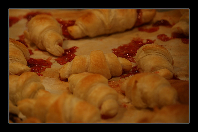 Come si fanno i cornetti: la ricetta spiegata passo dopo passo