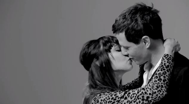 Il primo bacio, il video virale di 20 sconosciuti che si baciano per la prima volta