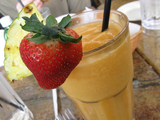 Il frullato alla frutta tropicale con ananas e cocco