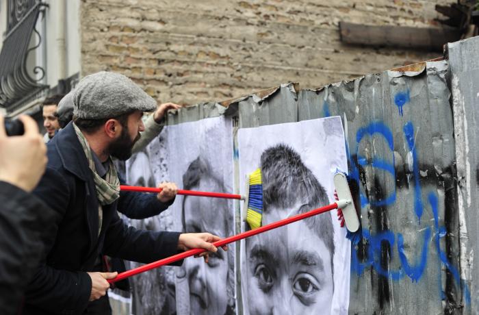 La street art a Istanbul &#8220;fa sorridere&#8221;: il progetto Inside Out di Jr contagia il quartiere Balat