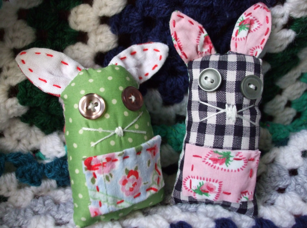 I coniglietti per i lavoretti di Pasqua con carta, stoffa e cioccolato