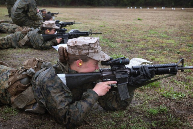I Marines aprono alle donne con una task force per il combattimento