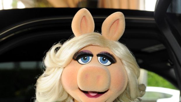 Oscar 2014: Miss Piggy veste Vivienne Westwood Couture per il Countdown to the Red Carpet di E!