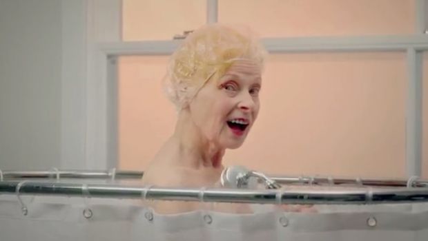 Vivienne Westwood Peta video: la stilista sotto la doccia senza veli contro l&#8217;industria della carne