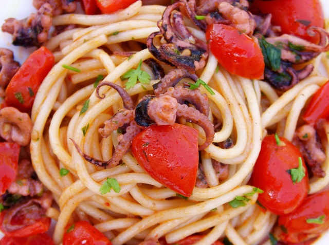 La ricetta veloce della pasta con moscardini e pomodori