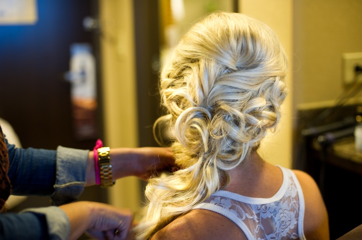 Capelli da sposa semi raccolti: le acconciature per la primavera estate 2014