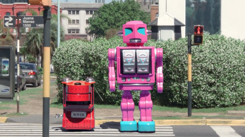 I robot vintage e i giocattoli di latta nel video Wind Up Bots