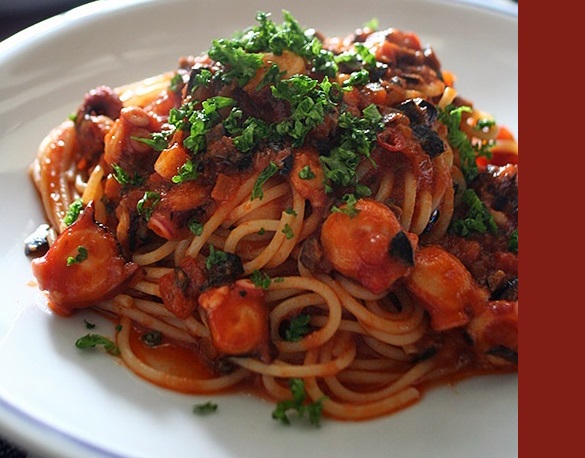 Gli spaghetti con il polpo con la ricetta veloce