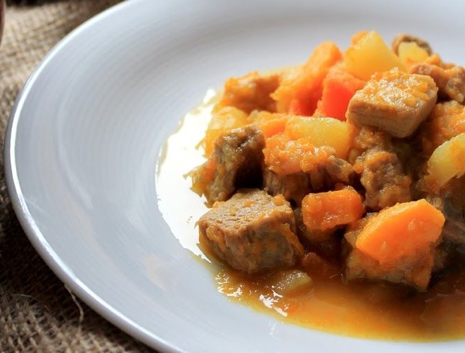 Lo spezzatino con i funghi con la ricetta al forno