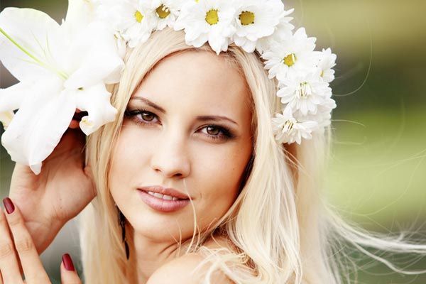 Capelli sposa, le acconciature con fiori di tendenza per la primavera estate 2014