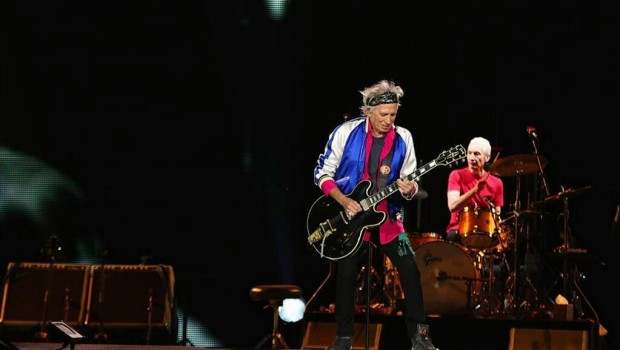 Keith Richards esibisce la Teddy Jacket di Yves Saint Laurent al concerto di Tokyo