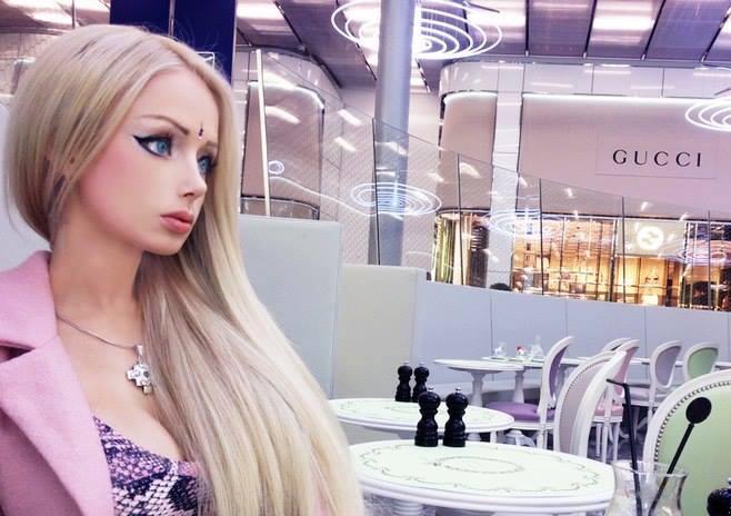 Valeria Lukyanova, la barbie umana che vuole vivere di aria e luce