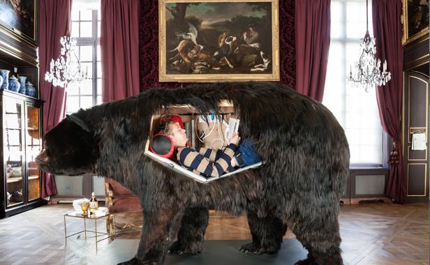 La performance in streaming di Abraham Poincheval nella pancia di un orso imbalsamato