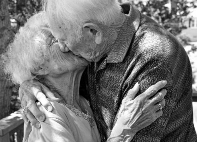 Le coppie di lunga data si baciano meno per eccesso di sicurezza