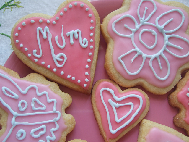 I biscotti per la Festa della mamma con glassa e pasta di zucchero