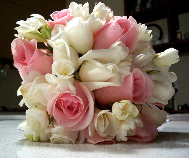 Come fare un bouquet da sposa fai da te con i fiori di stagione