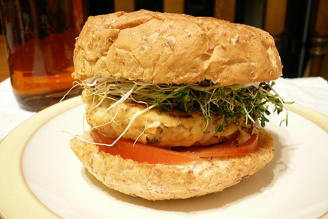Come fare l&#8217;hamburger di salmone e patate in casa