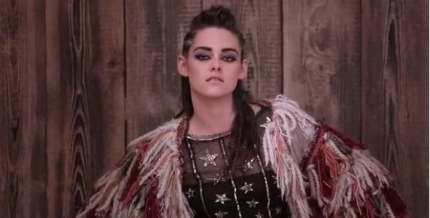 Chanel Kristen Stewart: romantica cowgirl, testimonial della collezione Métiers d&#8217;Art Paris-Dallas, il video del backstage